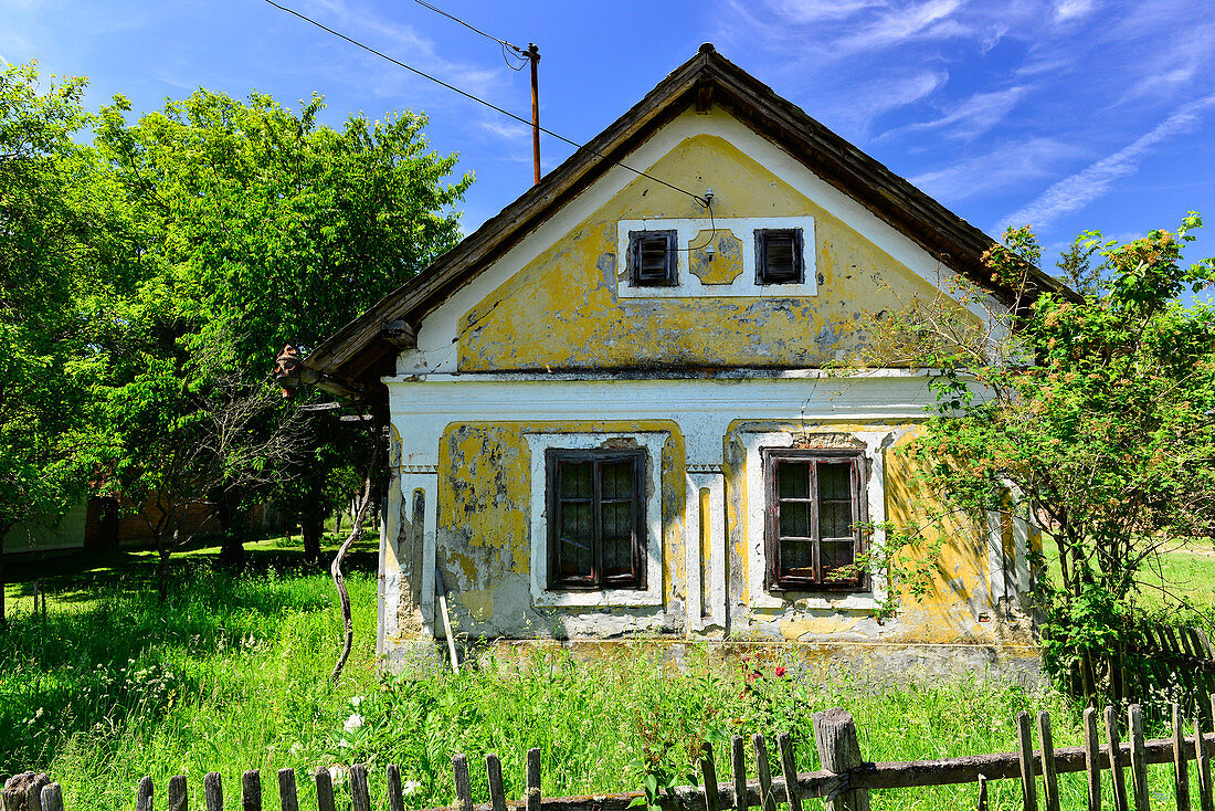 Verfallenes Haus mit wildem Garten, bei Kerkafalva, Ungarn