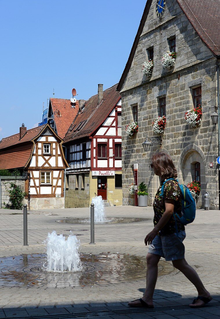 Wanderin am Universitätsgebäude von Altdorf, Brunnen und Fachwerk, Mittelfranken, Bayern, Deutschland
