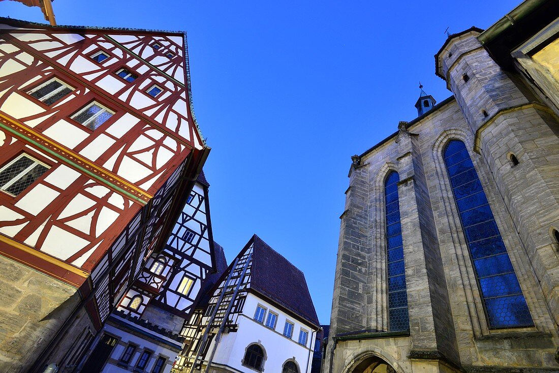 an der Pfarrkirche St. Martin in der Altstadt von Forchheim, Fachwerk, Häuser, Ober-Franken, Bayern, Deutschland