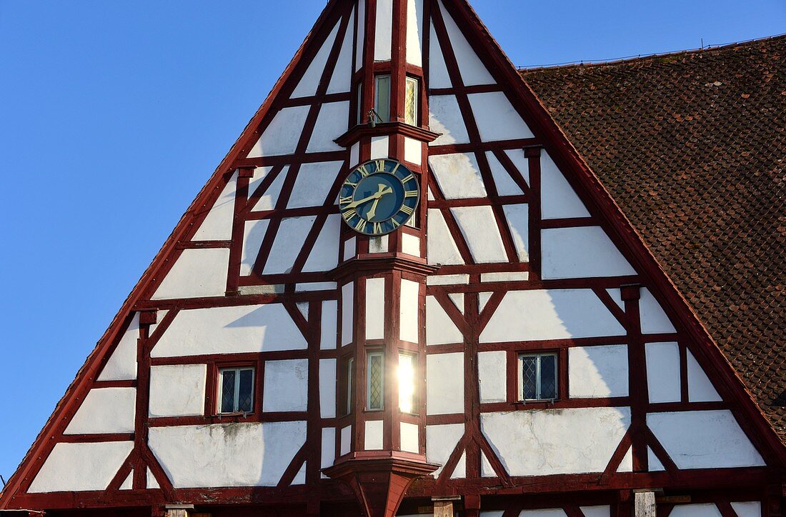 am Marktplatz in der Altstadt von Forchheim, Fachwerkhaus, Uhr, Rathaus,  Ober-Franken, Bayern, Deutschland