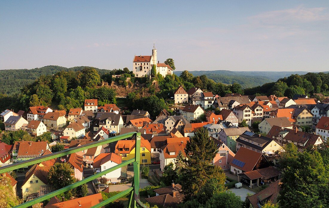 Blick auf die Burg, Gößweinstein, Dorf, Häuser, Ansicht,  Fränkische Schweiz, Ober-Franken, Bayern, Deutschland