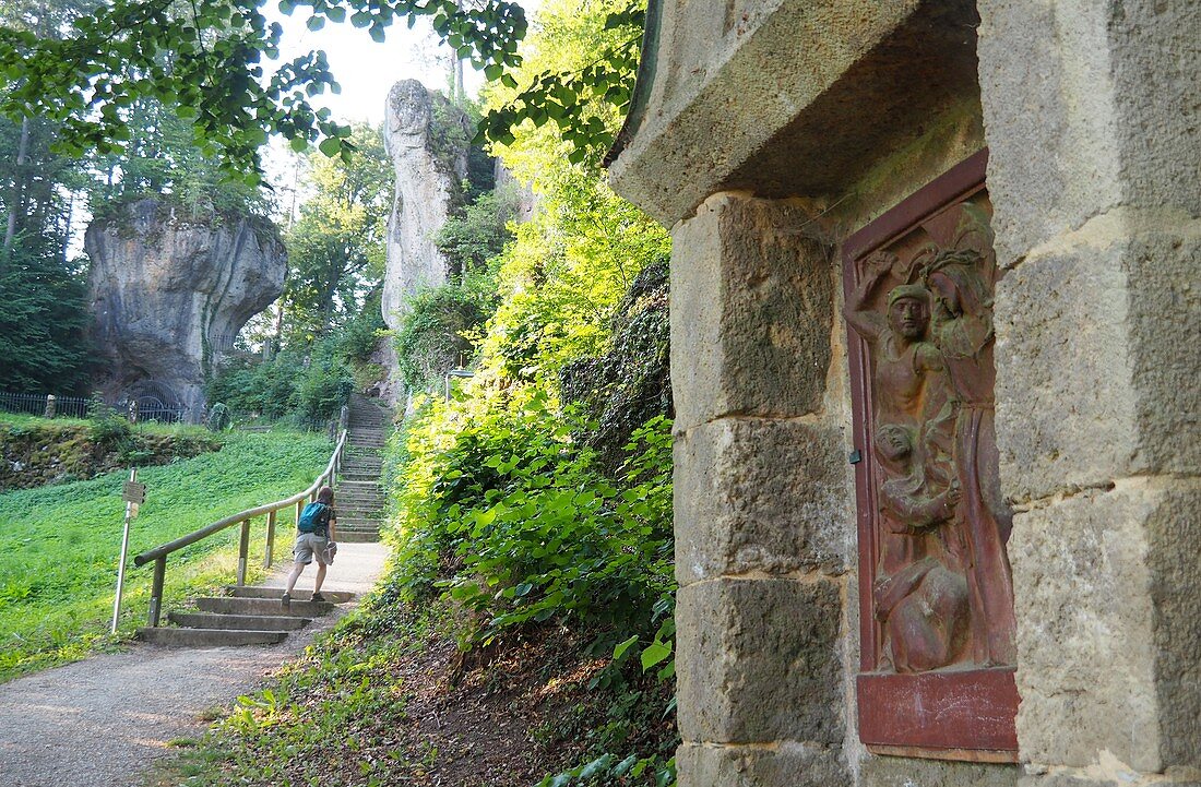 Kalvarienberg bei Gößweinstein, Spazierweg, Person, Steinschild, Religiös, Landschaft, Wald, Fränkische Schweiz, Ober-Franken, Bayern, Deutschland