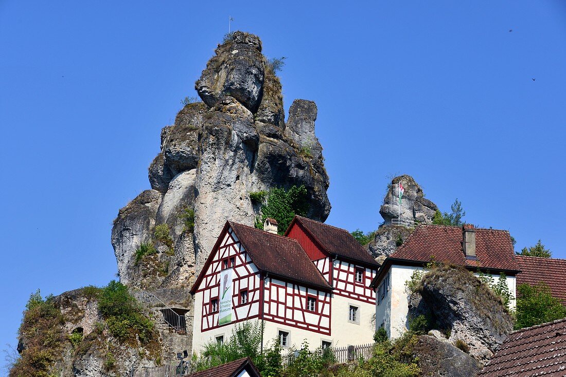 Tüchersfeld mit Fels und Fachwerkhäuser, Fränkische Schweiz, Ober-Franken, Bayern, Deutschland