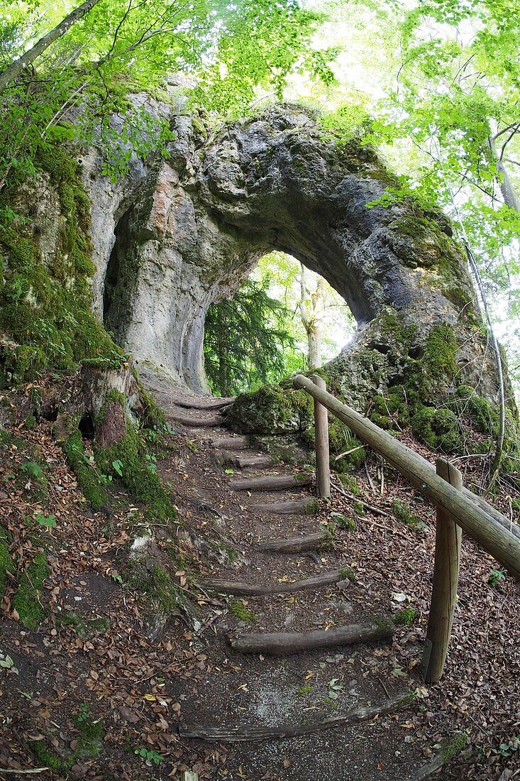 Felsentor bei Gößweinstein, Fränkische Schweiz, Ober-Franken, Bayern, Deutschland