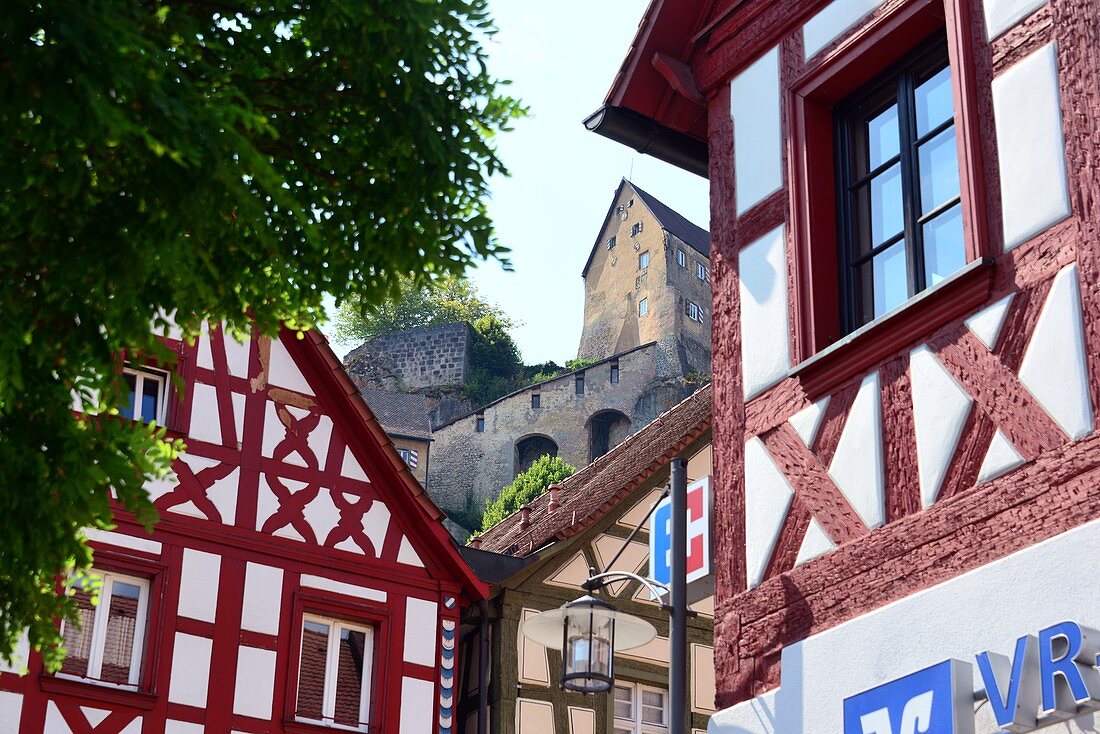 Pottenstein mit Burg und Fachwerkhäuser, Fränkische Schweiz, Oberfranken, Bayern, Deutschland