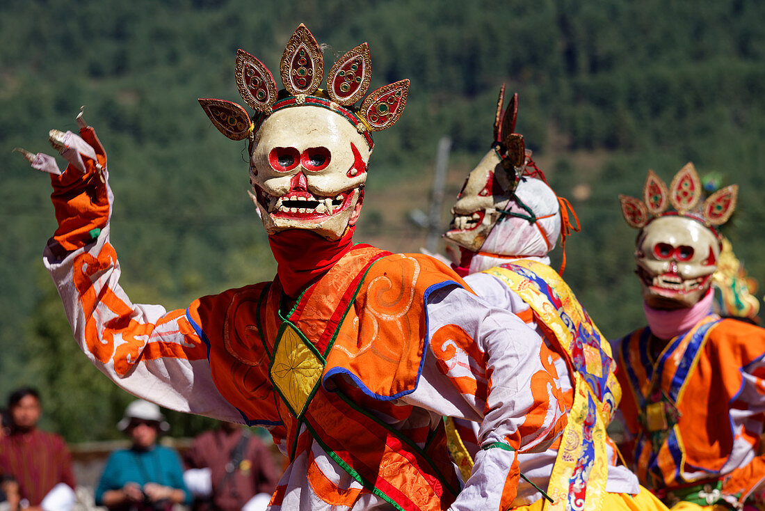 Der Dur-Dag, Tanz der Skelette, stellt den Weg der Verstorbenen durch das Totenreich dar, Festival in Bhutan, Asien