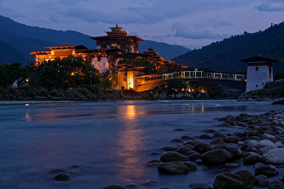 Der Punakha Dzong gilt als einer schönsten des Landes und war lange Regierungssitz, Bhutan, Asien