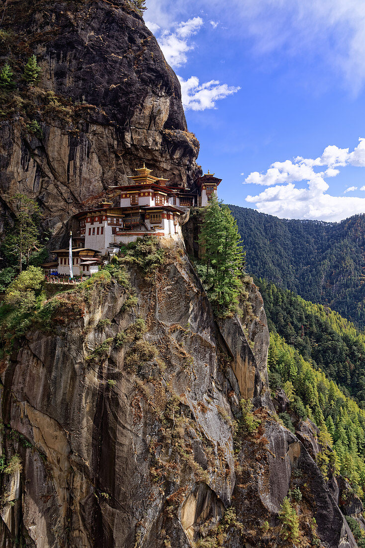 Nach gut drei Stunden Fußweg erreicht man einen Aussichtspunkt gegenüber von Kloster Tigernest, Taktsang, Bhutan, Asien