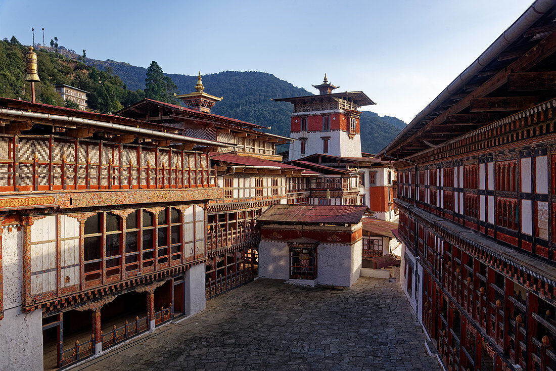 Afternoon in the Dzong of Trongsa: The monarchy of Bhutan is closely interwoven with Trongsa: In 1907 the Tongsa penlop Ugyen Wangchuk asserted himself as the sole ruler of Bhutan.