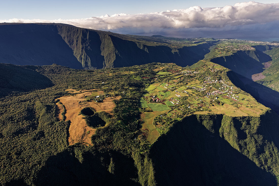 Blick auf das Dorf Grand Coude zwischen dem Rivière des Remparts und Rivière Langevin, La Réunion, Frankreich