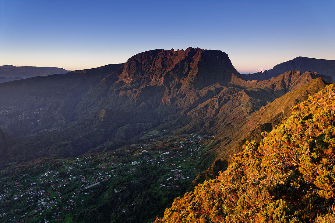 View into the Cirque de Salazie from the Roche Ècrite. The valley basin is dominated by the Piton des Neiges.