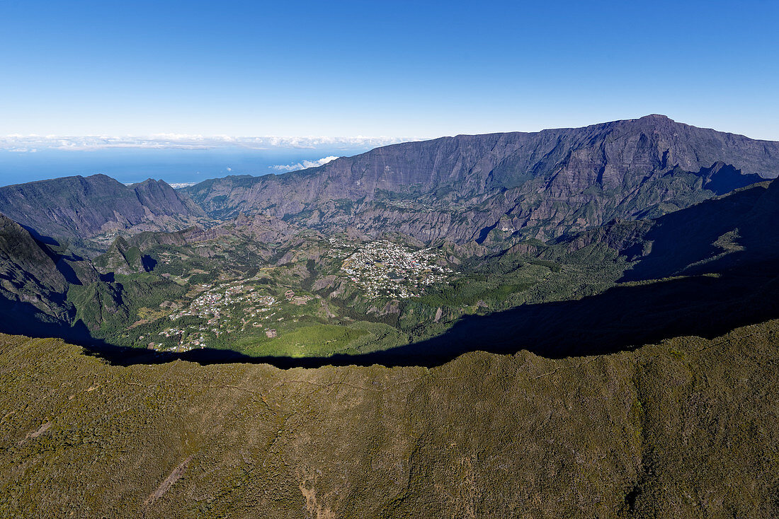 Ausblick in den Cirque de Cilaos und den dahinter aufragenden Grand Benare, La Réunion, Frankreich