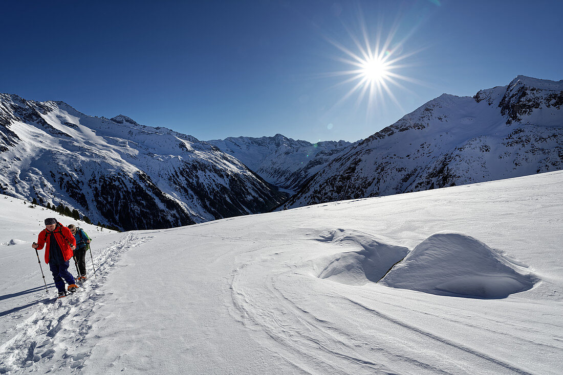 Schneeschuhwandern bei Sonne, unterwegs zum Rainbachsee, Krimmler Achental im Winter, Salzburger Land, Österreich