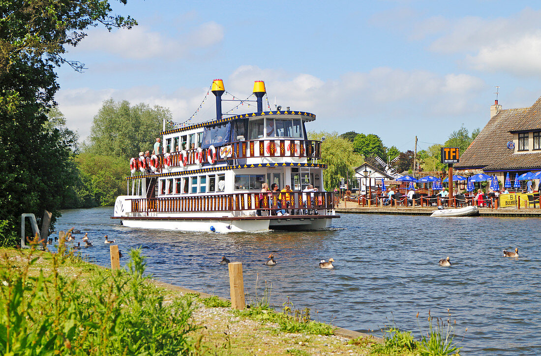 Ein Blick auf das Ausflugsboot Southern Comfort, das auf dem River Bure auf den Norfolk Broads in Horning, Norfolk, England, Vereinigtes Königreich, Platz macht.