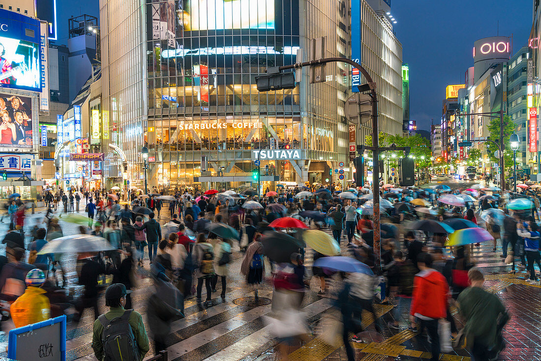 Fussgänger mit Regenschirmen, Shibuya Crossing, einer der belebtesten Zebrastreifen der Welt, Tokio, Japan