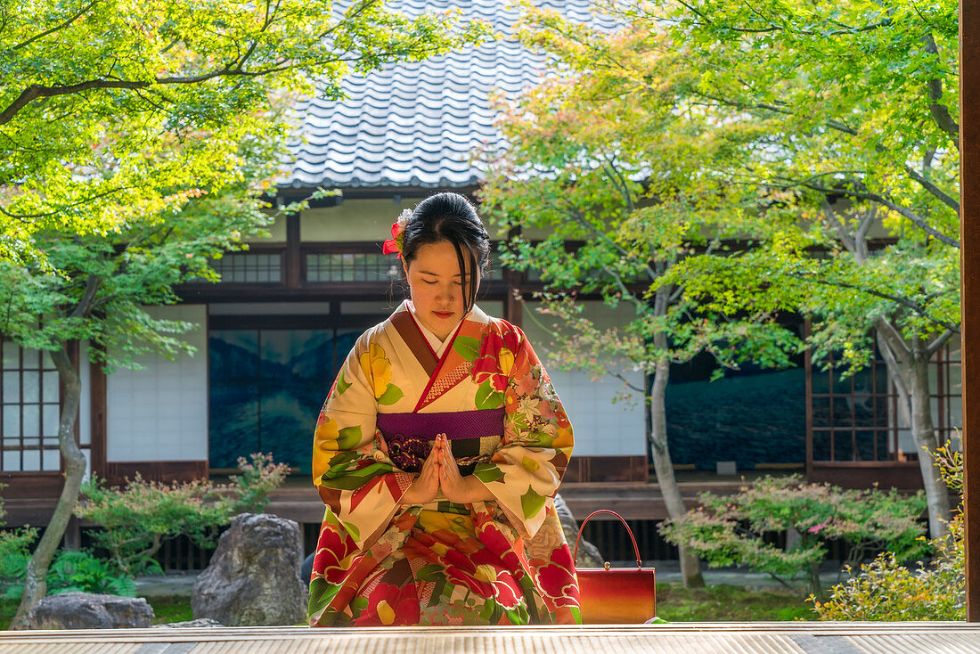 Kyoto, Japan Japanische Frau kniend bei Gebet