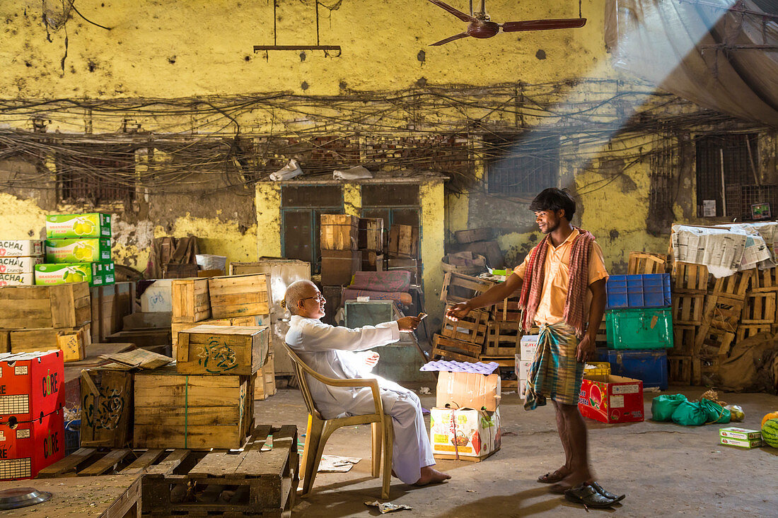 Händler bei der Geldübergabe, Crawford Market, Mumbai, Indien