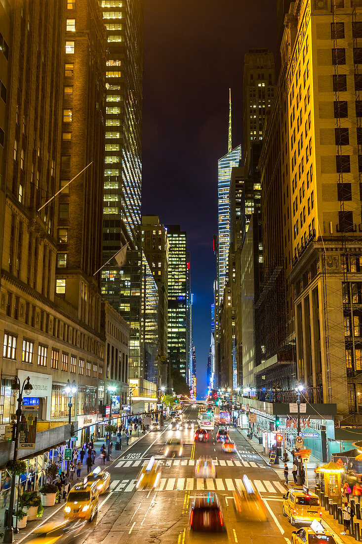 Avenue in der Abenddämmerung, zentrales Manhattan, New York, USA
