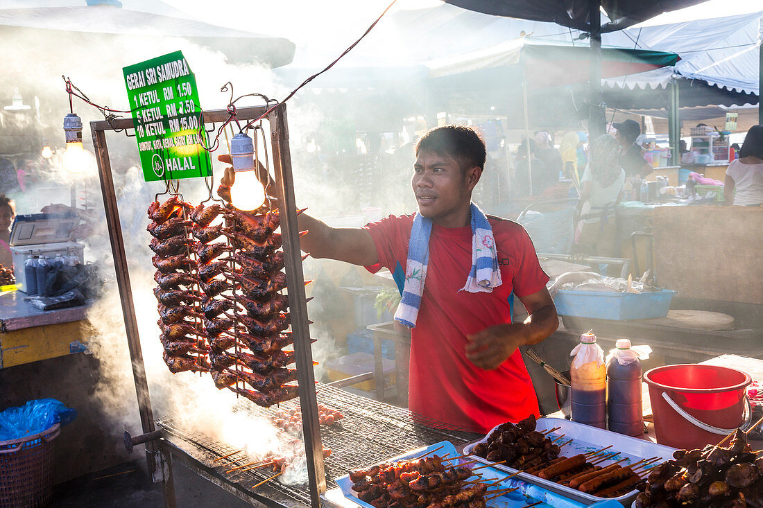 Grillen von Hähnchenflügeln auf dem Nachtmarkt, Kota Kinabalu, Malaysia
