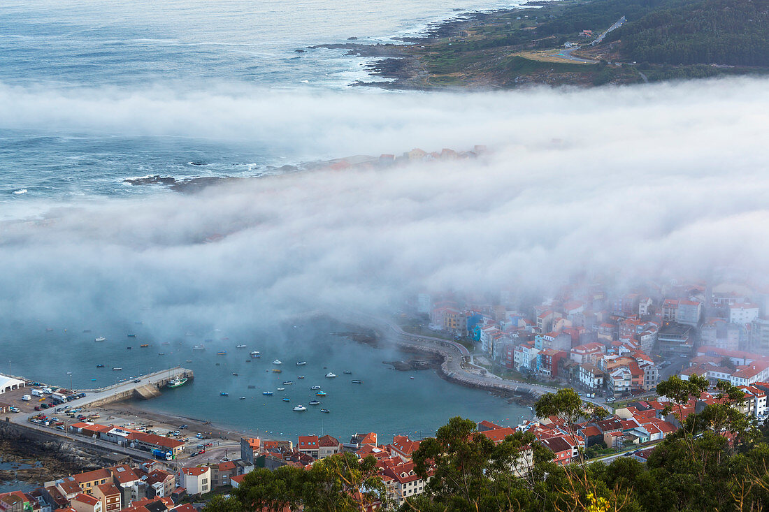 Nebel und die Stadt A Guarda vom Berg Santa Tegra aus gesehen, Galizien, Spanien