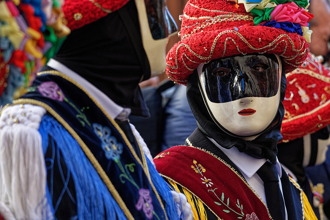 Karneval in Bagolino, bunte Kostüme und Masken der Balarì (Tänzer), Lombardei, Italien