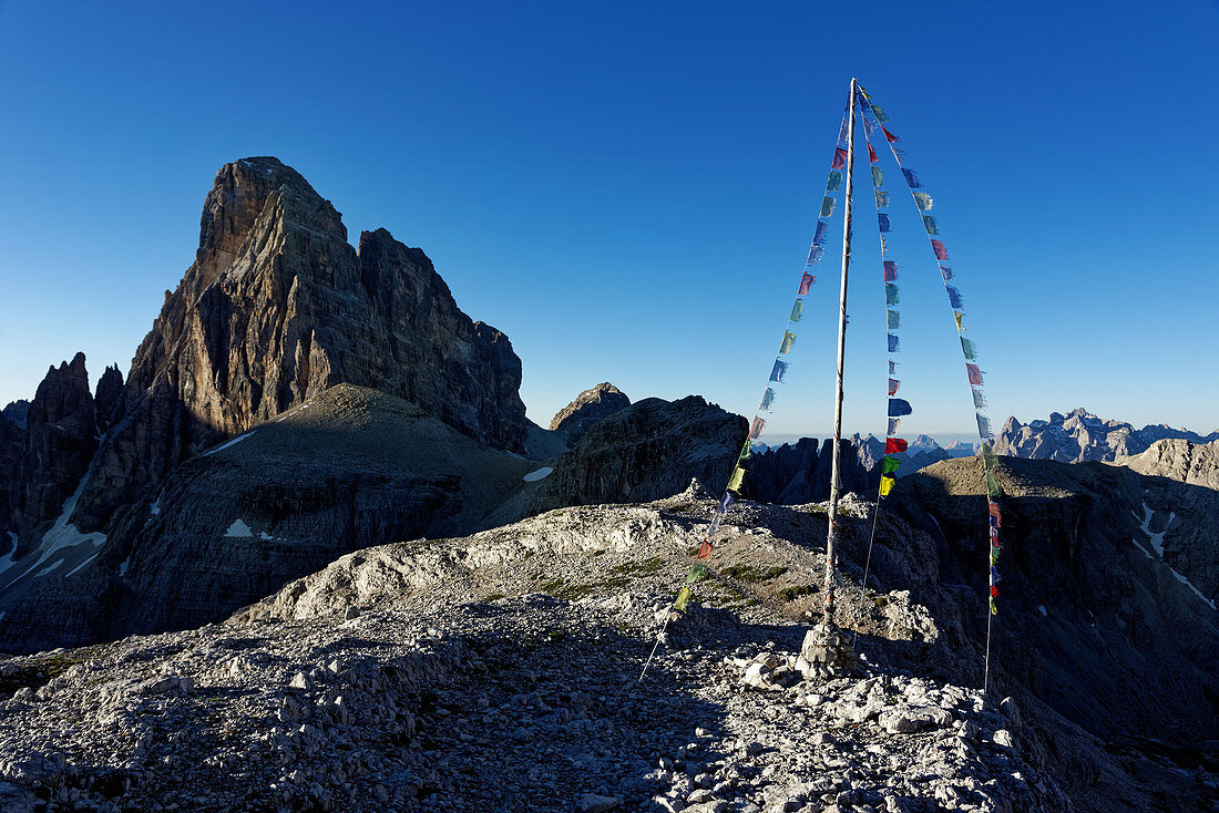 Heute in den Alpen keine Seltenheit: Buddhistische Gebetsfahnen nahe der Buellelejochhütte, im Hintergrund der wuchtige Zwölfer, Dolomiten, Südtirol