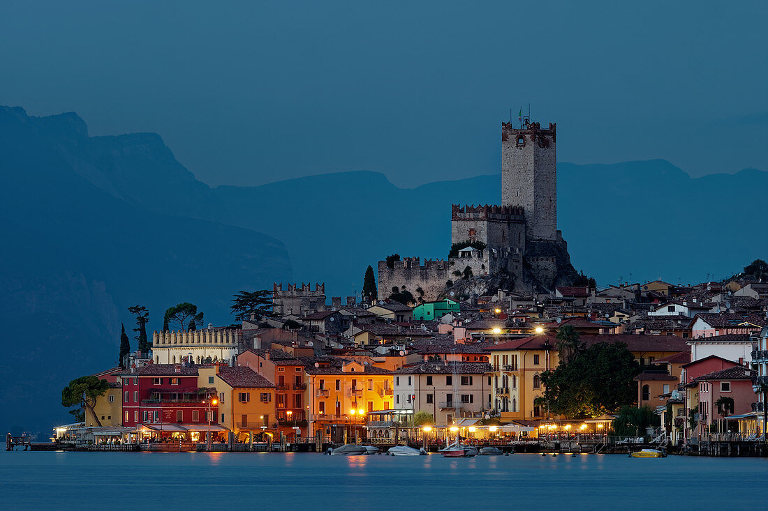 Die berühmte Silhouette von Malcesine mit Scaligerburg am Abend, Gardasee, Provinz Verona, Venezien, Italien
