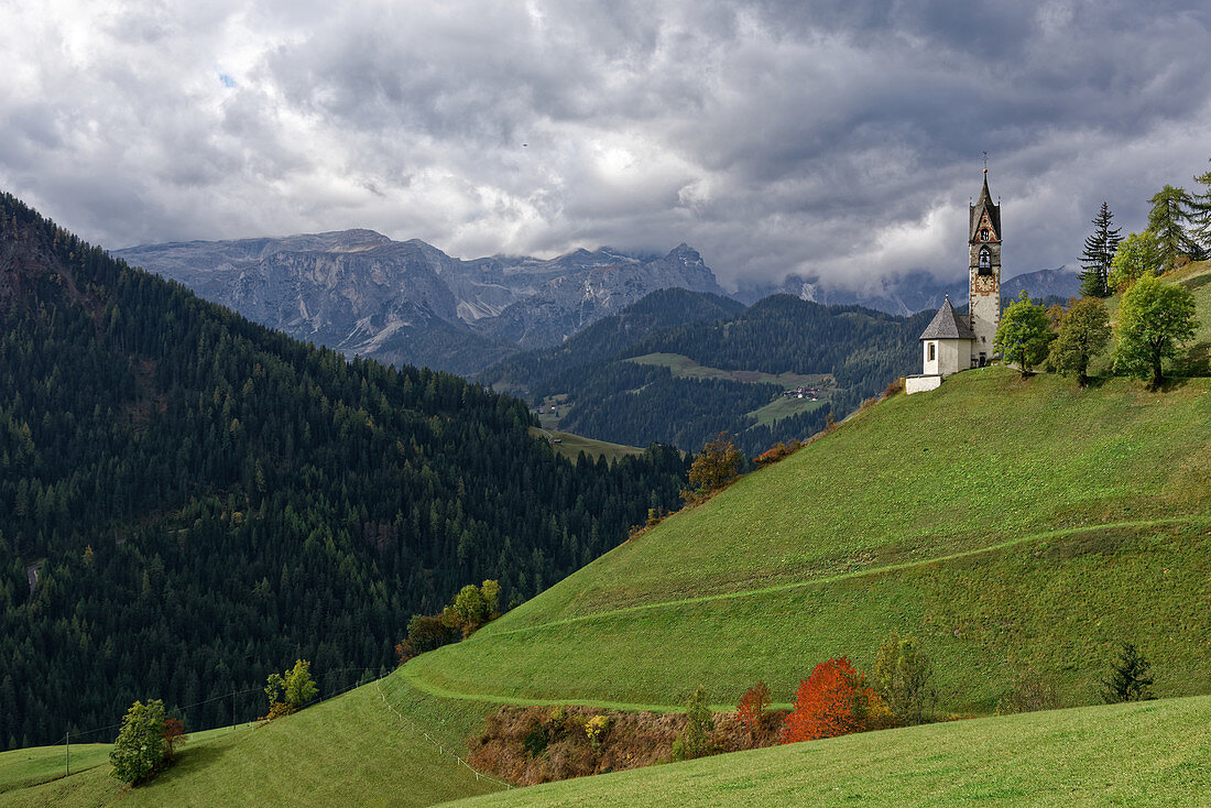 Die Kapelle der Heiligen Barbara oberhalb von Wengen, Alta Badia, Dolomiten, Südtirol