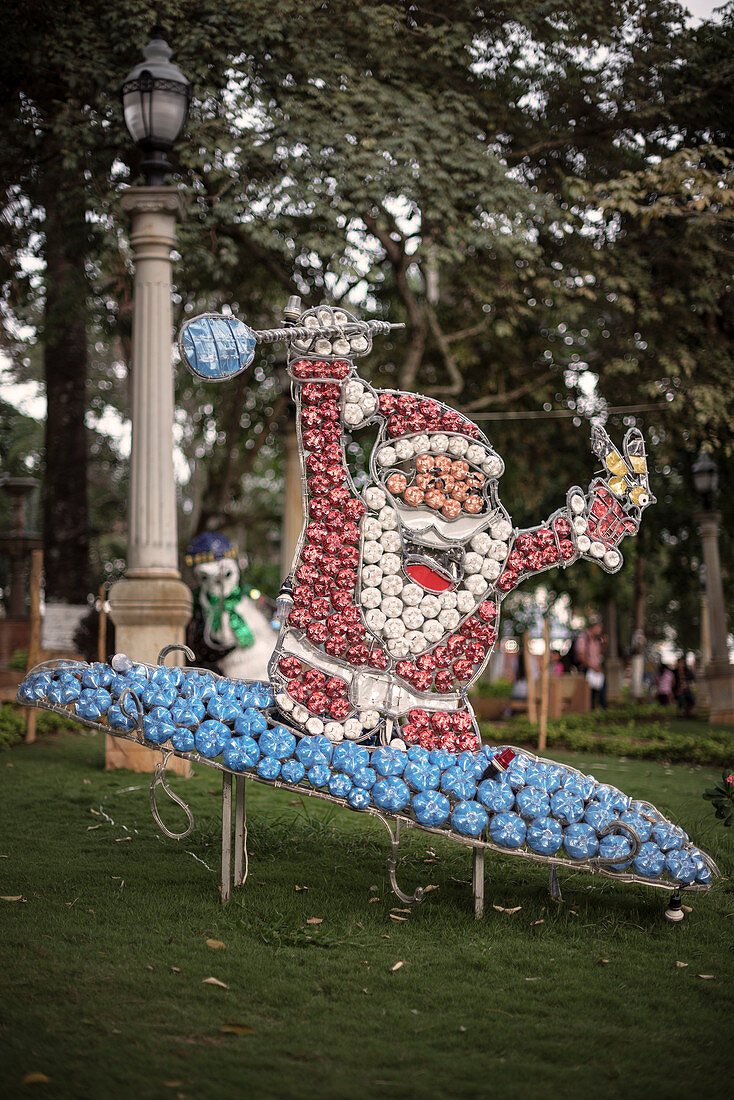 Weihnachtsmann aus Plastikflaschen im Parque Principal, Barichara, Departmento de Santander, Kolumbien, Südamerika