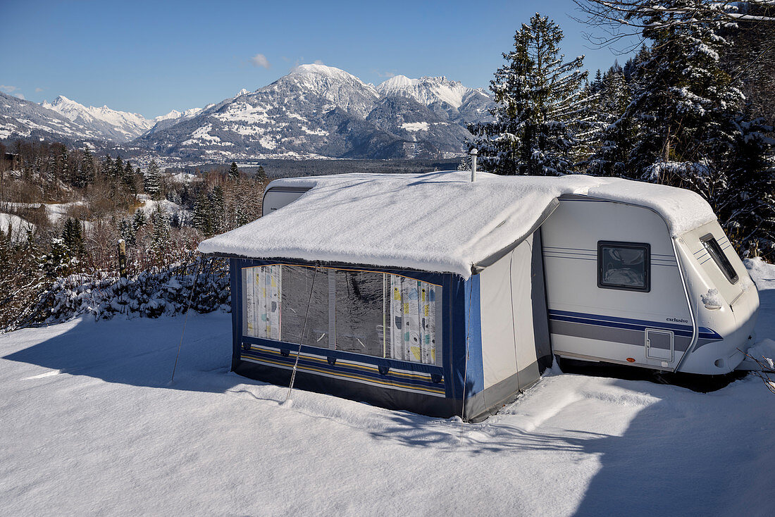 Verschneiter Wohnwagen, Alpencamping Nenzing im Winter, Nenzing, Bezirk Bludenz, Vorarlberg, Österreich, Europa