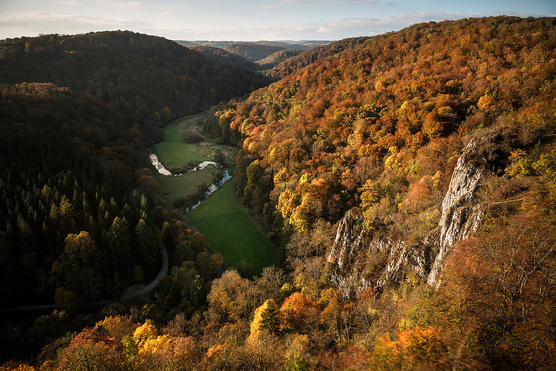 Fluss „Lauter“ im Herbst, Grosses Lautertal nahe Ehingen an der Donau, Biosphärengebiet Schwäbische Alb, Baden-Württemberg, Deutschland, Europa