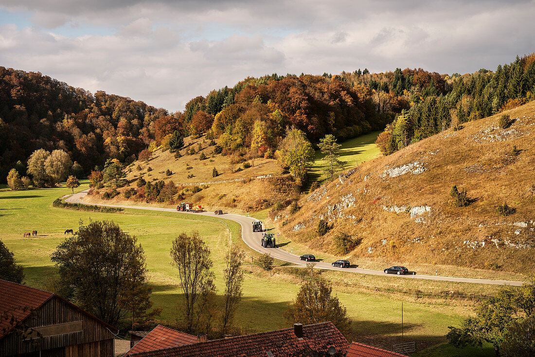 Hochzeits Kolonne fährt mit Traktoren durch Grosses Lautertal nahe Ehingen an der Donau, Baden-Württemberg, Deutschland, Europa