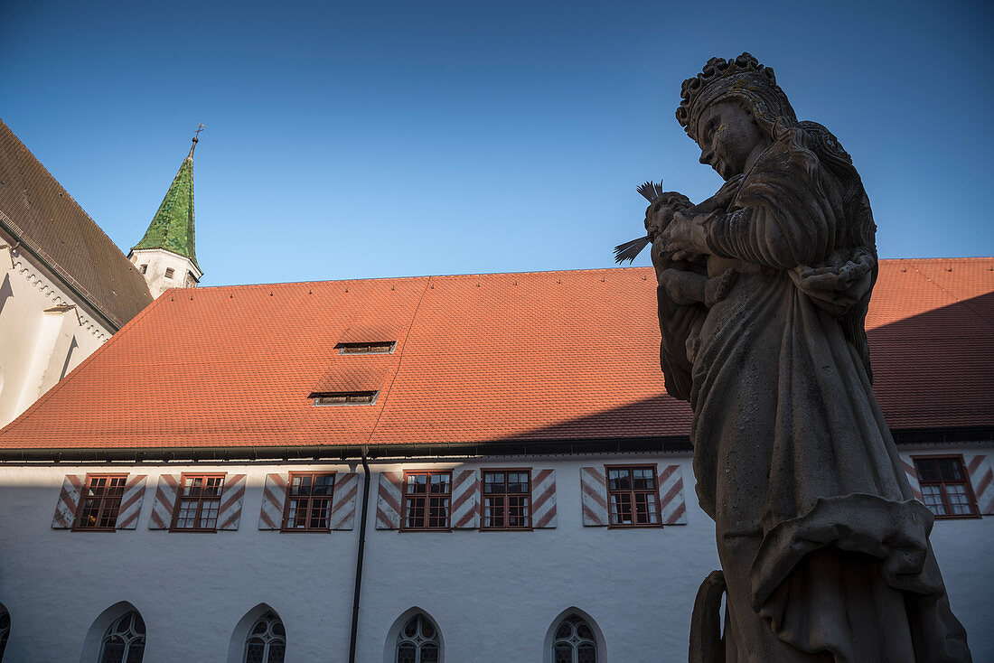 Marien Statue im Innenhof St Anna Münster, Kloster Heiligkreuztal (ehemalige Zisterzienser Abtei), Altheim bei Riedlingen, Baden-Württemberg, Deutschland, Europa