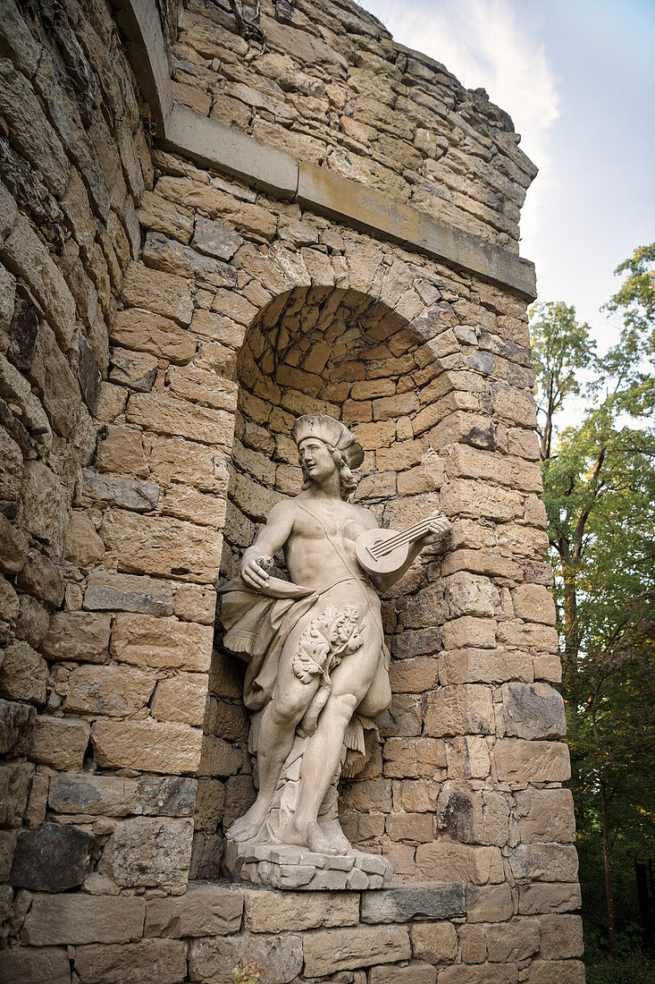 Statue an Emisburg im Schlossgarten „Blühender Barock“, Schloss Ludwigsburg, Metropolregion Stuttgart, Baden-Württemberg, Deutschland