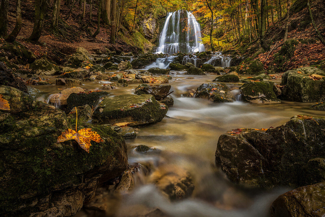Die Josefstaler Wasserfälle im Oktober, Schliersee, Bayern, Deutschland