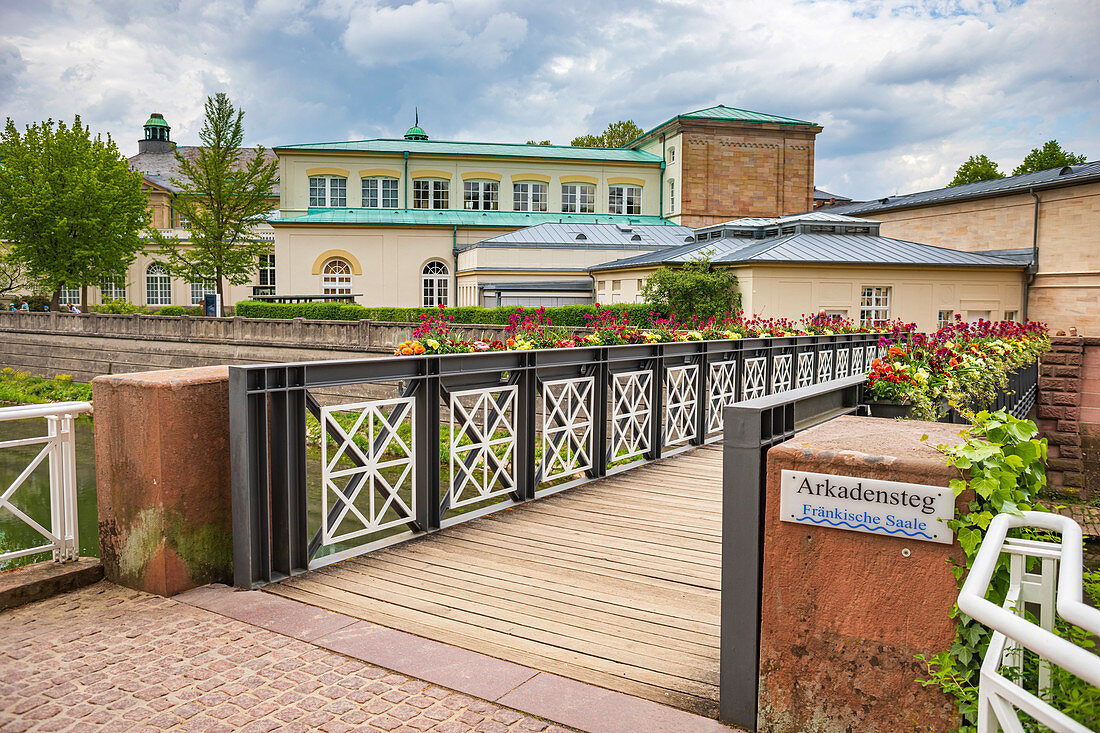 Arkadensteg über Fränkische Saale in Bad Kissingen, Bayen, Deutschland