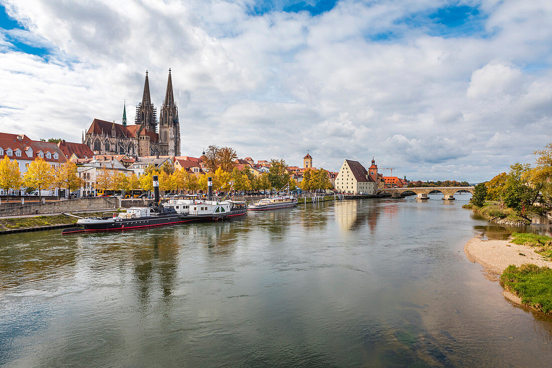 Sicht auf Regensburg von der Eisernen Brücke, Regensburg, Bayern, Deutschland