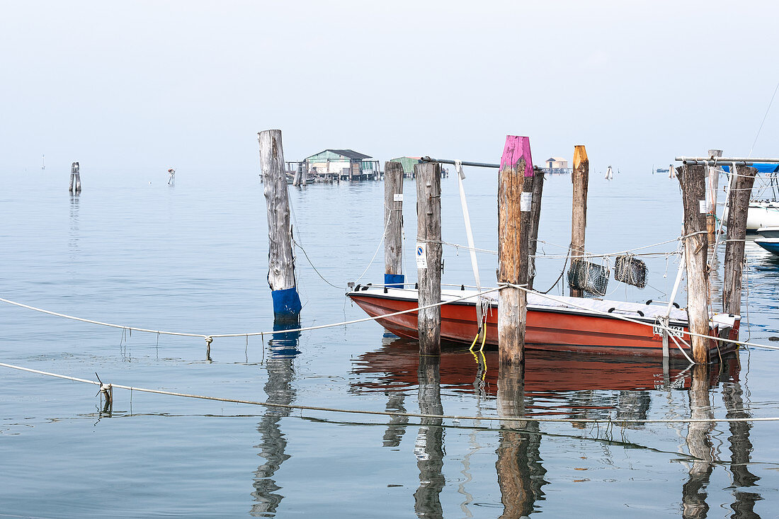 Blick auf den Fischerhafen von Pellestrina, im Hintergrung die Fischerhütten auf Stelzen, Lagune von Venedig, Pellestrina, Venetien, Italien, Europa