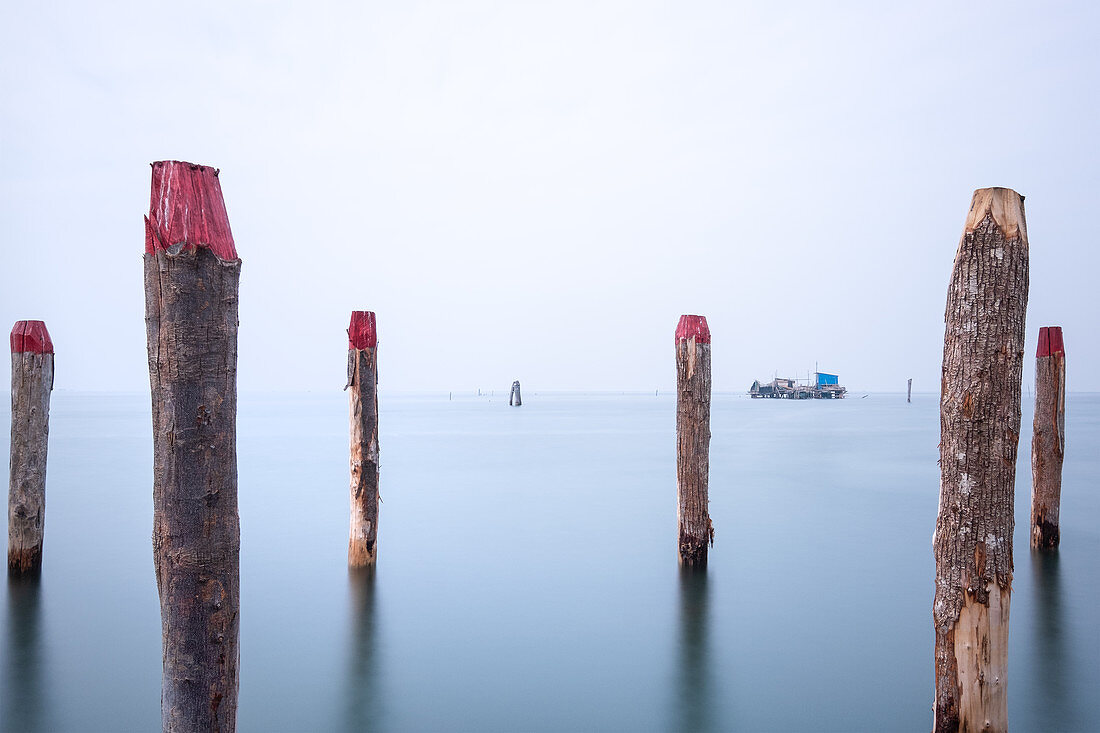  Blick auf die Fischerhütten auf Stelzen der Fischer von Pellestrina in der Lagune von Venedig, Pellestrina, Venetien, Italien, Europa