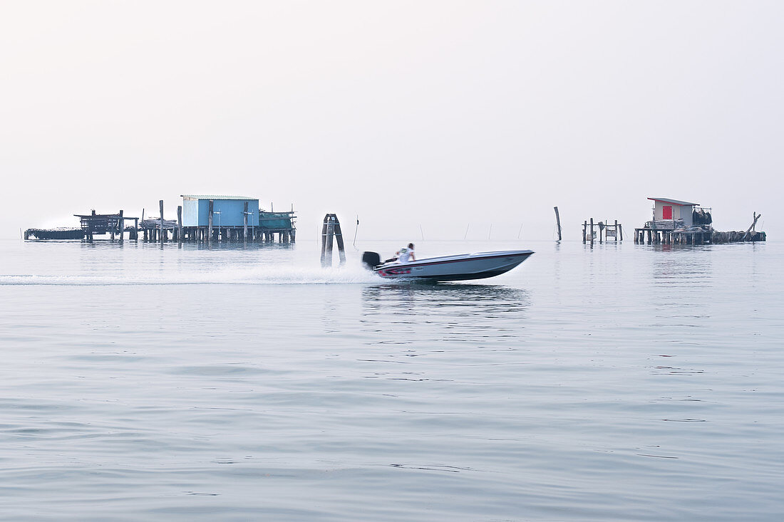 Blick auf die Fischerhütten auf Stelzen der Fischer von Pellestrina in der Lagune von Venedig, Lagune von Venedig, Pellestrina, Venetien, Italien, Europa