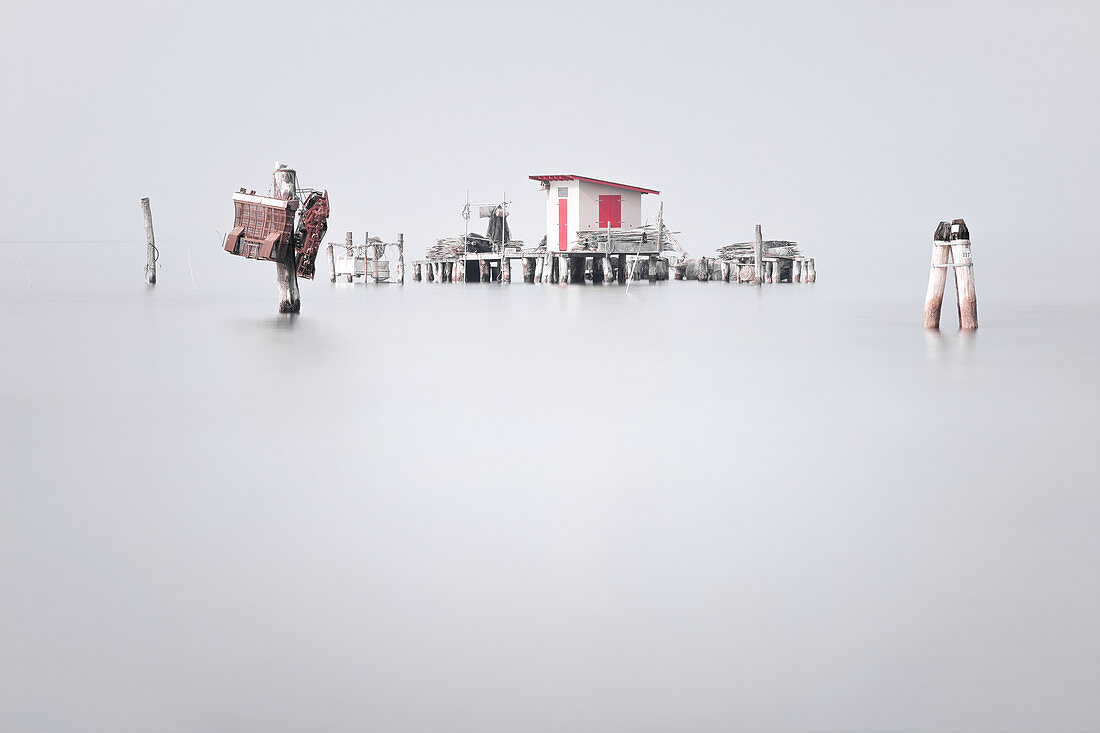 Blick auf die Fischerhütten auf Stelzen der Fischer von Pellestrina in der Lagune von Venedig, Pellestrina, Venetien, Italien, Europa