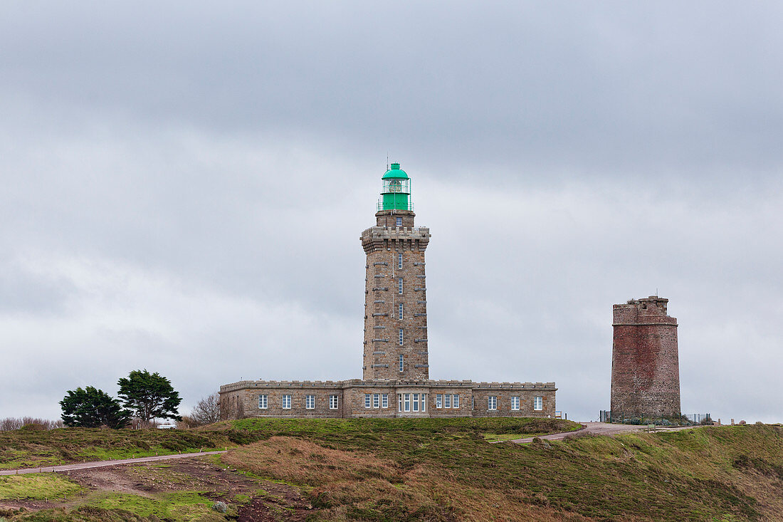 Alter und neuer Leuchtturm am Cap Frehel, Bretagne, Frankeich