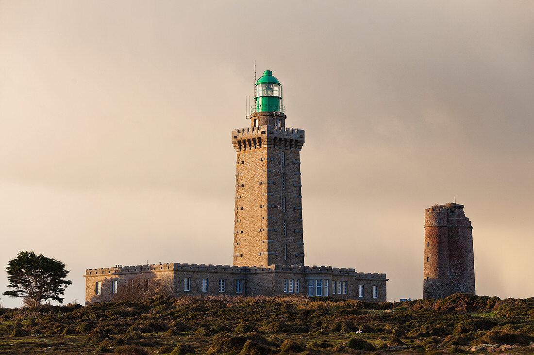 Alter und neuer Leuchtturm am Cap Frehel im Morgenlicht, Bretagne, Frankeich