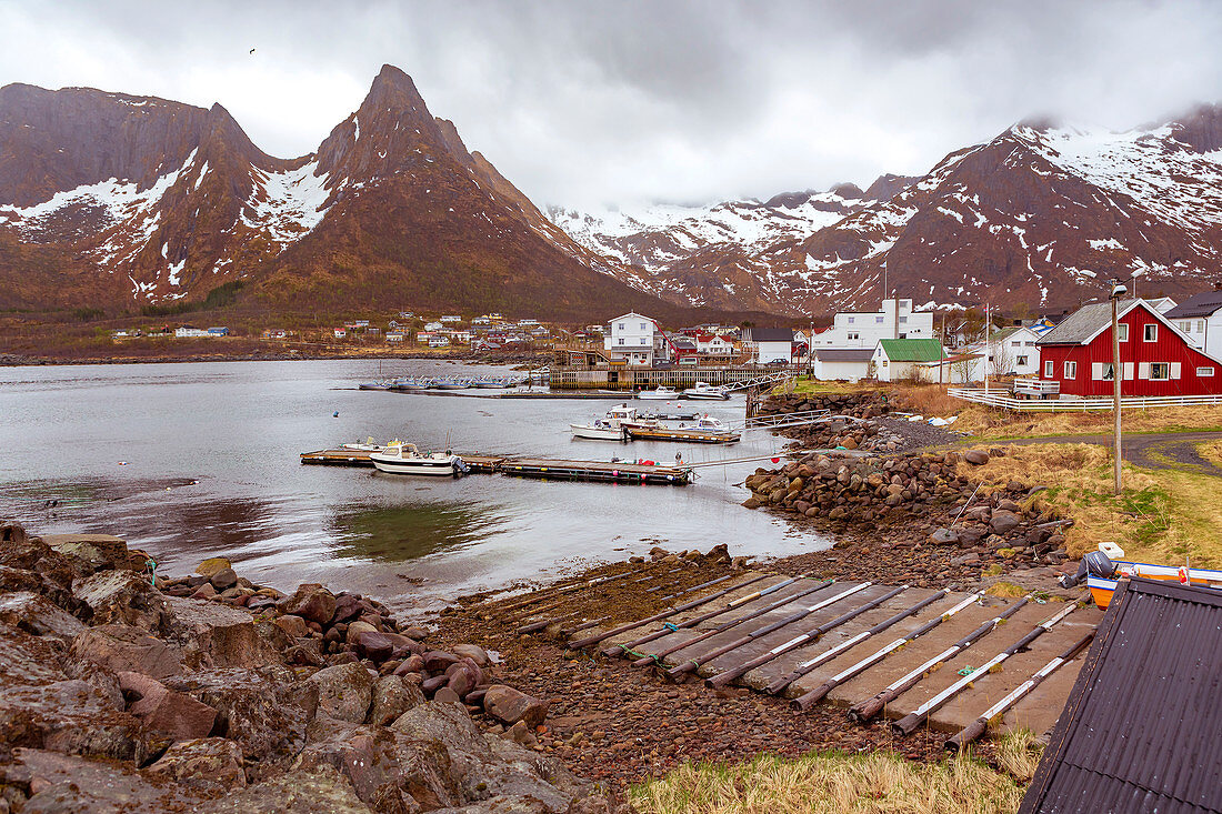 Fischerdorf Mefjordvaer auf Insel Senja, Norwegen