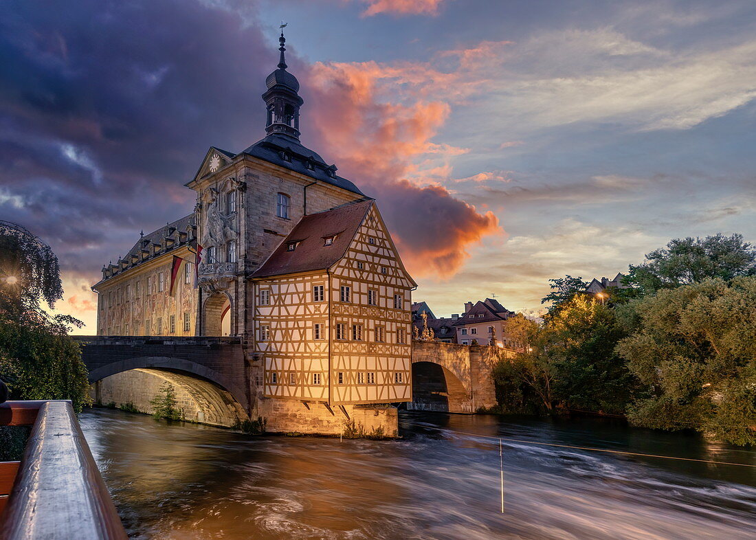 Altes Rathaus in Bamberg zur Blauen Stunde, Oberfranken, Franken, Bayern, Deutschland, Europa