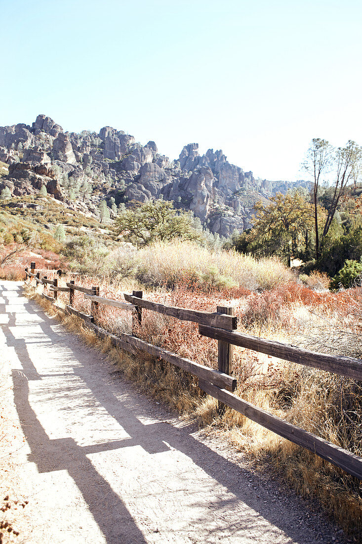 Holzzaun im Pinnacles National Park, Kalifornien, USA