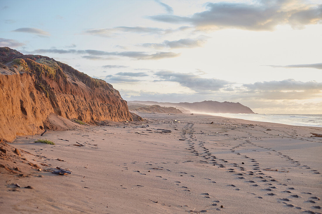 Fußstapfen am abendlichen Strand von Point Reyes, Kalifornien, USA