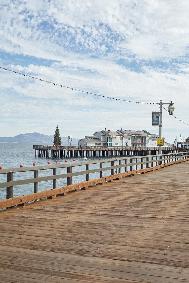 Menschenleerer Stearns Wharf in Santa Barbara, Kalifornien, USA