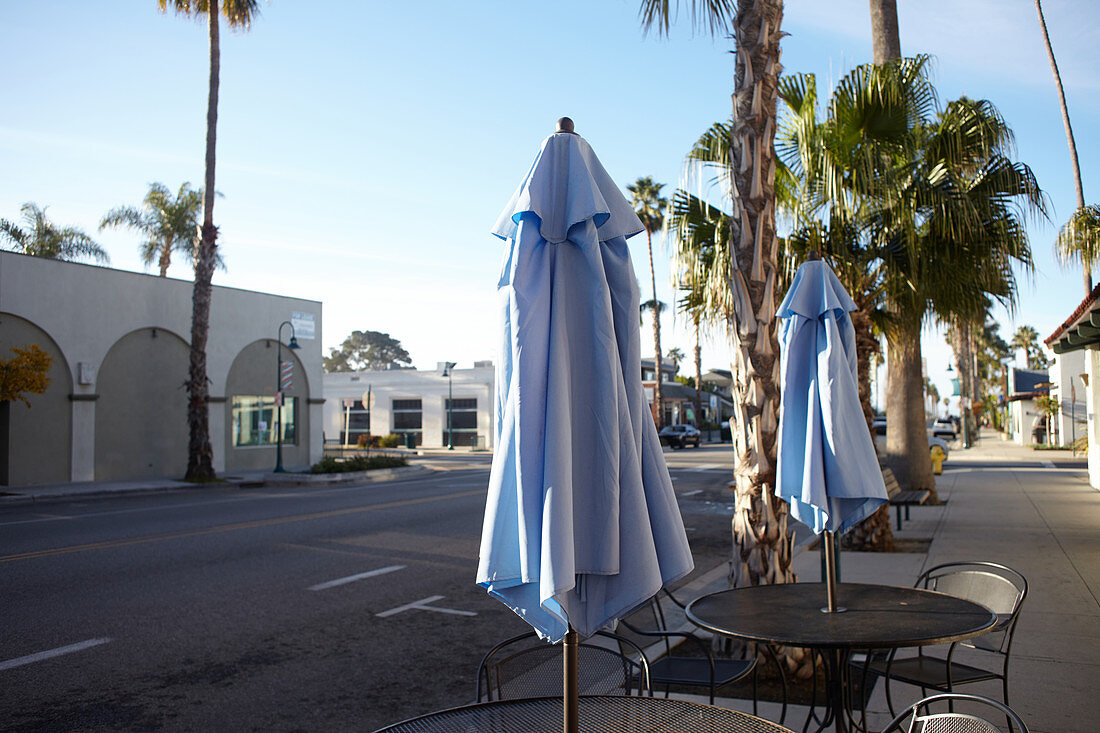 Zusammengeklappte Sonnenschirme auf der Linden Ave in Carpinteria, Santa Barbara, Kalifornien, USA