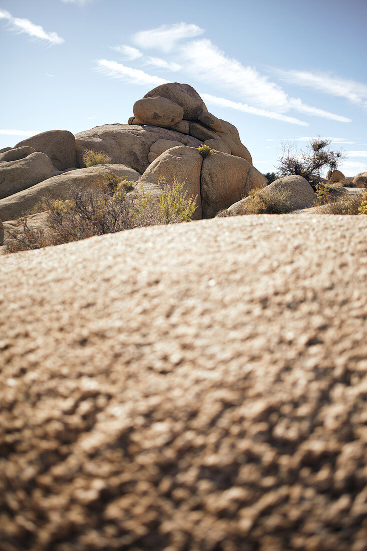 Blick über einen Fels auf eine weitere Felsformation in den Jumbo Rocks im Joshua Tree Park, Kalifornien, USA